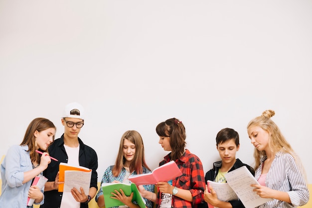 Photo Étudiants posant et coworking sur blanc