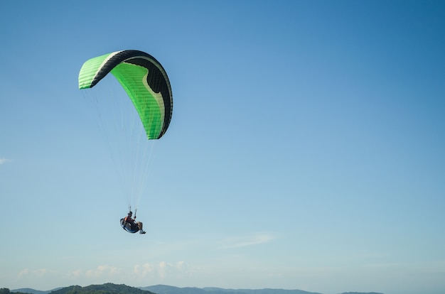 Etudiants pratiquant le parapente sur la colline