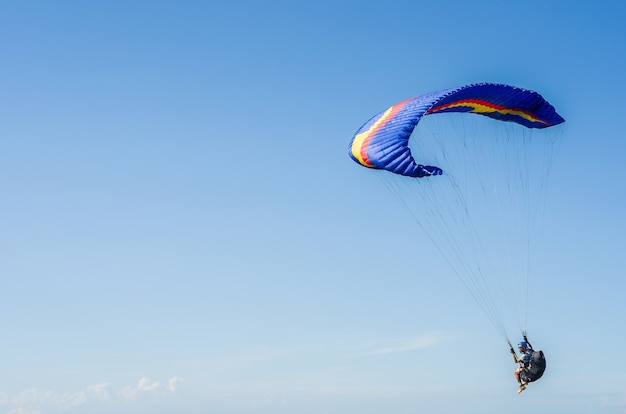 Etudiants pratiquant le parapente sur la colline