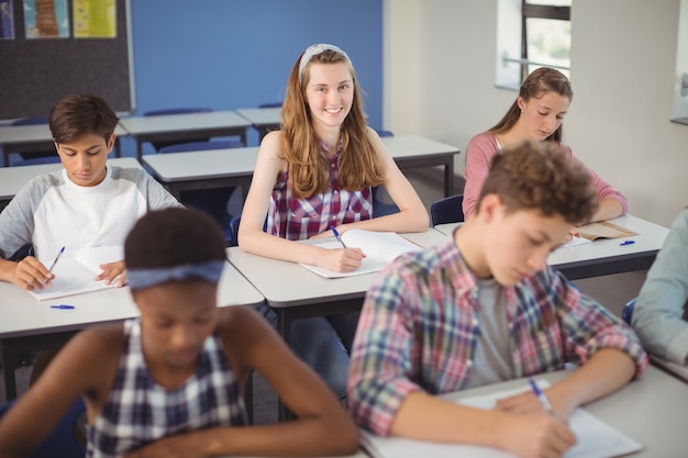 Les étudiants qui étudient en classe