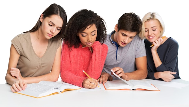 étudiants de race différente qui étudient