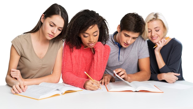 Photo Étudiants de race différente qui étudient