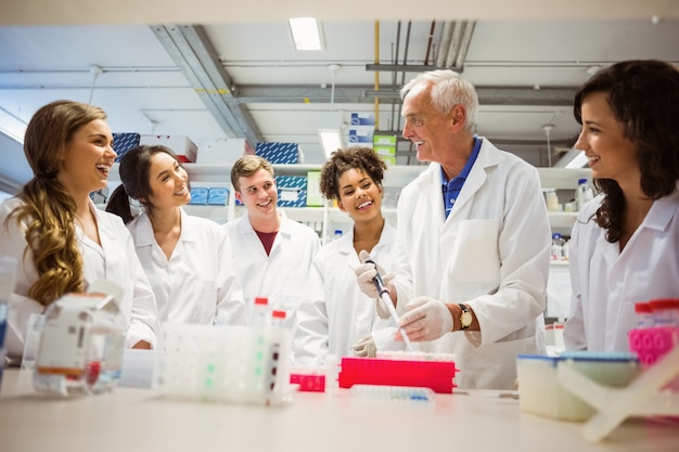 Des étudiants regardent un conférencier dans le laboratoire