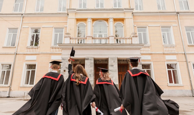 Étudiants, regarder, université, bâtiment