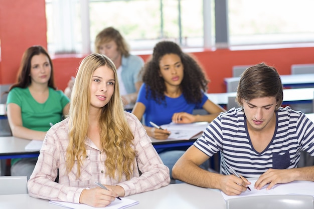 Photo les étudiants en salle de classe