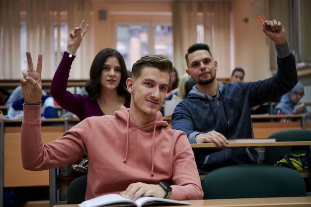 Les étudiants se rassemblent dans l'amphithéâtre