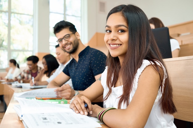 Les étudiants de Sideview préparant les examens à l&#39;université.