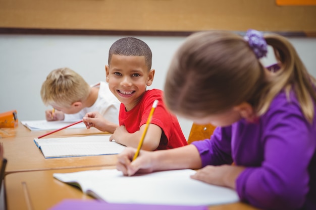 Etudiants souriant et regardant la caméra