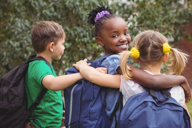 Photo Étudiants souriants en regardant la caméra