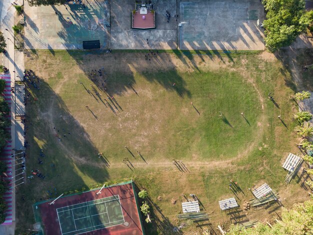 Photo des étudiants thaïlandais font de l'exercice à l'école publique de la campagne