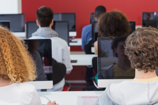 Photo Étudiants travaillant dans un cours d'informatique