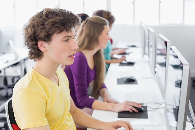 Etudiants travaillant dans la salle informatique