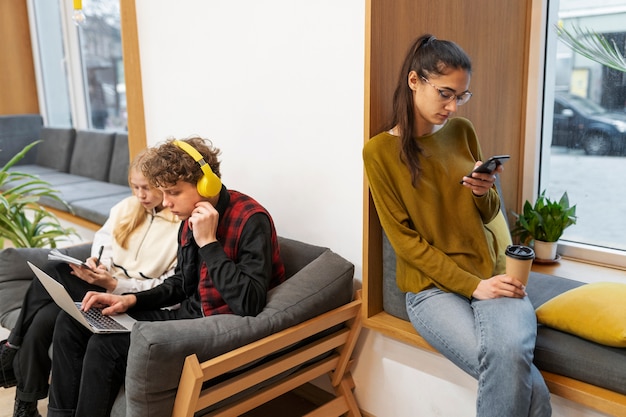 Photo Étudiants travaillant en groupe d'étude