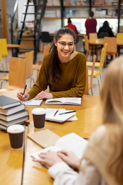 Photo Étudiants travaillant en groupe d'étude