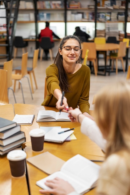 Photo Étudiants travaillant en groupe d'étude