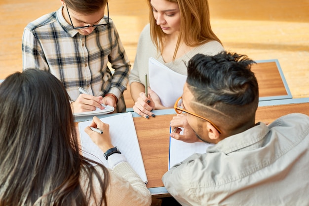 Les étudiants travaillent ensemble