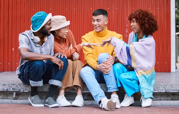 Photo les étudiants universitaires et leurs amis en ville se détendent pendant les vacances et le week-end ensemble. l'éducation aux voyages et les hommes et les femmes en ville pour créer des liens et s'amuser en vacances à l'université.