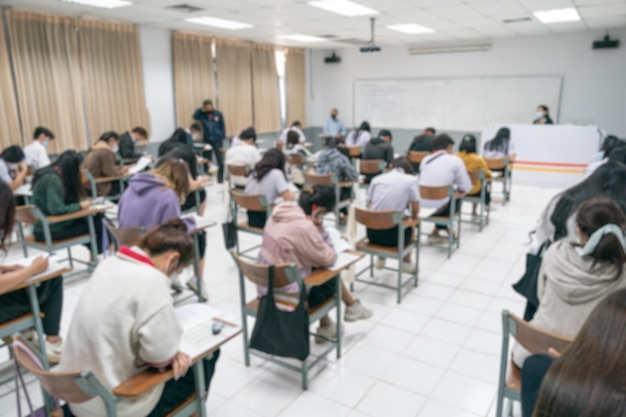 Photo Étudiants universitaires se concentrant sur les examens en classe