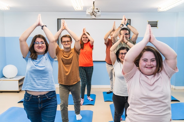 Des étudiants en yoga avec le syndrome de Down s'unissent pour une pose de groupe harmonieuse partageant la joie