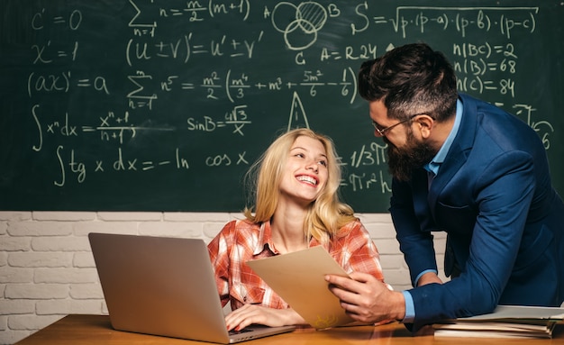 Etudier à l'université. Étudiant étudiant l'examen difficile. Concept de personnes éducation et apprentissage - femme