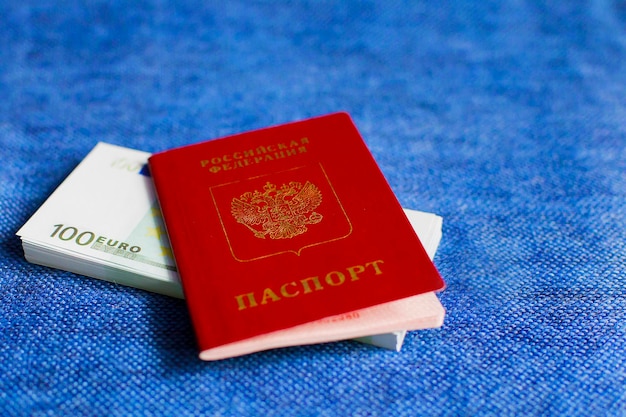 Euro dans le passeport russe sur fond bleu