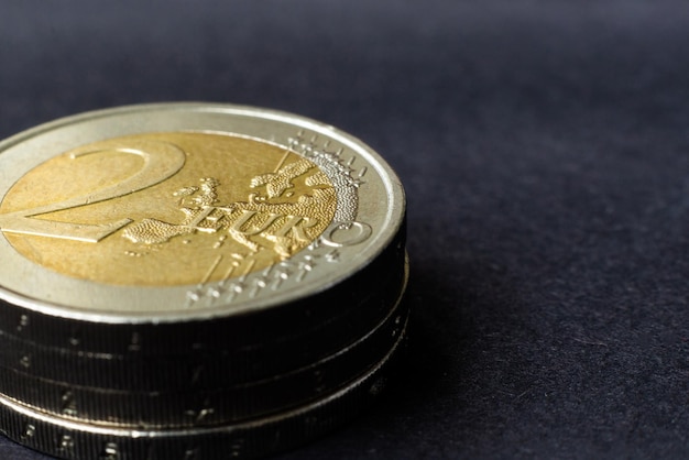 Euro gros plan photo pièces macro flou fond sombre