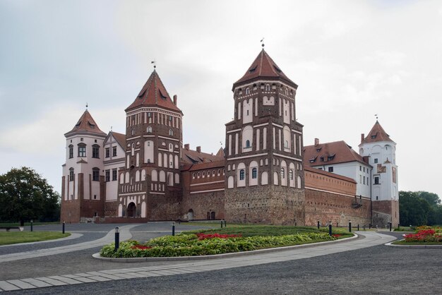 L'Europe . Biélorussie. Mir. Château de Mir un matin d'été.