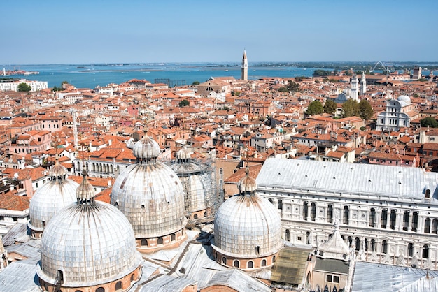 L'Europe . Italie. La vue du sommet est l'église de San Marco