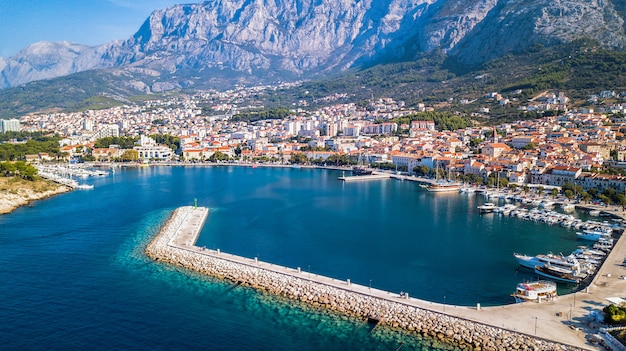 L'Europe . Makarska. Croatie. Vue sur la côte, la baie et le centre historique depuis la hauteur