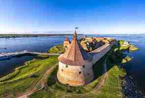 Photo europe russie région de leningrad saint-pétersbourg vue panoramique aérienne de la forteresse d'oreshek près de la ville de schlesselburg ancien fort russe sur une île du lac ladoga par une journée d'été ensoleillée