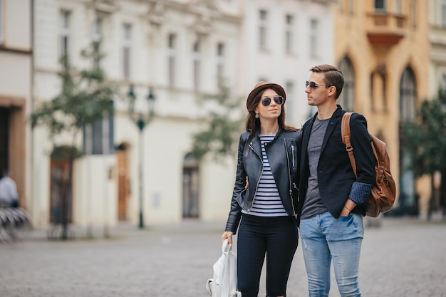 Europe voyage couple de touristes marchant dans les vieilles rues de la ville