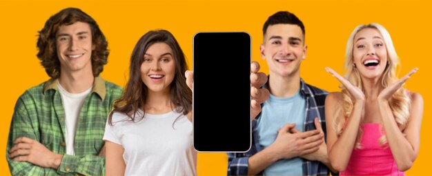 Des européens joyeux et joyeux du millénaire montrent un smartphone avec un écran vide et font un geste de gratitude