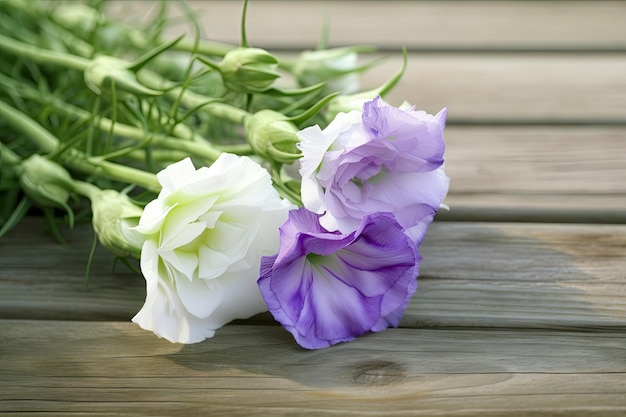 Eustoma fleurit sur une terrasse en bois dans un jardin