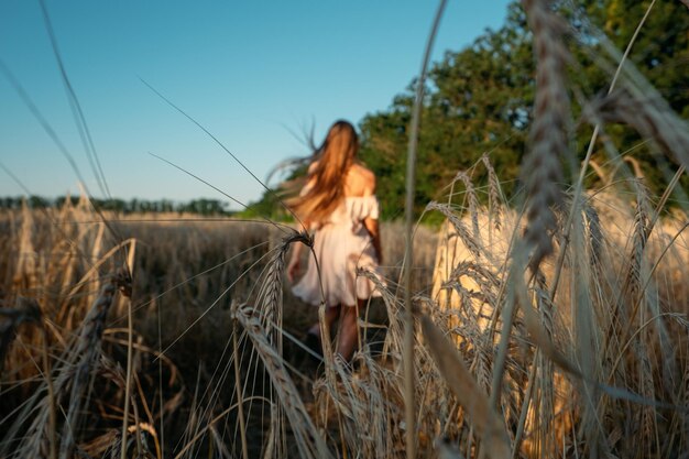 L'évasion s'éloigner de tout la résilience au stress de la santé mentale seule jeune femme en robe de lin