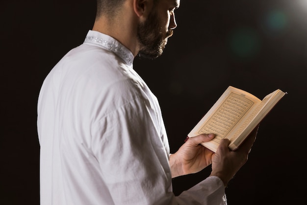 Photo Événement du ramadam et lecture d'un homme arabe du coran