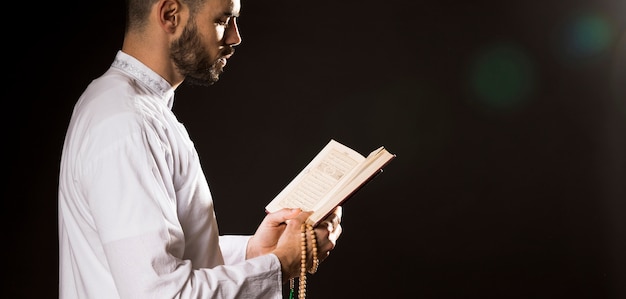 Photo Événement de ramadam et homme arabe debout sur le côté et lire