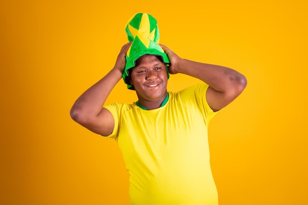 Photo Éventail brésilien expressif sur fond jaune