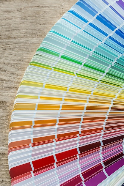 Eventail pantone multicolore sur mètre en bois