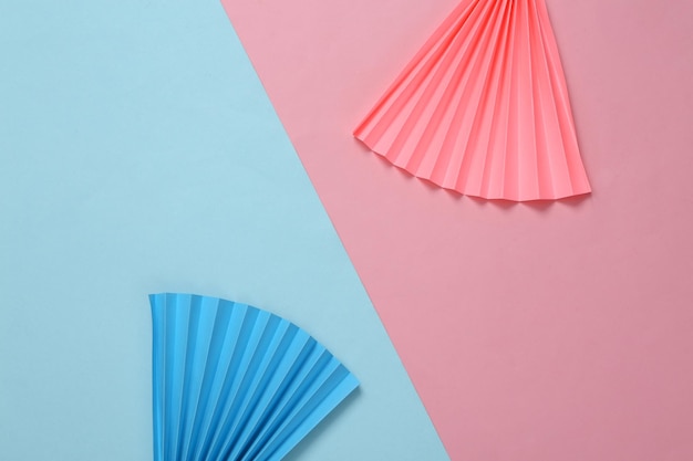 Photo Éventails en papier sur fond pastel bleu rose concept art minimalisme