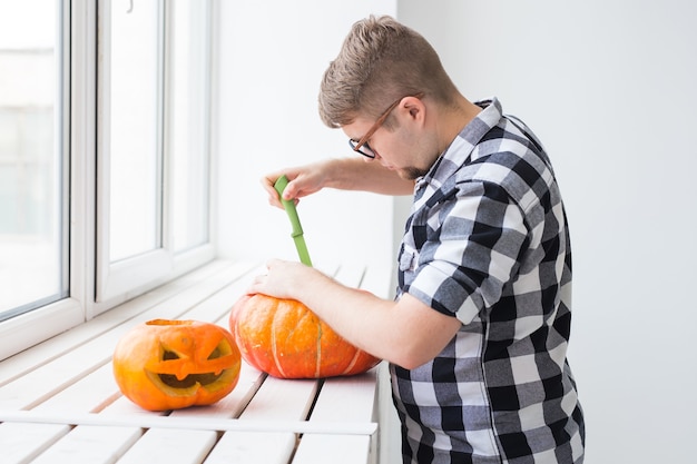 Évider Une Citrouille Pour Préparer La Lanterne D'halloween