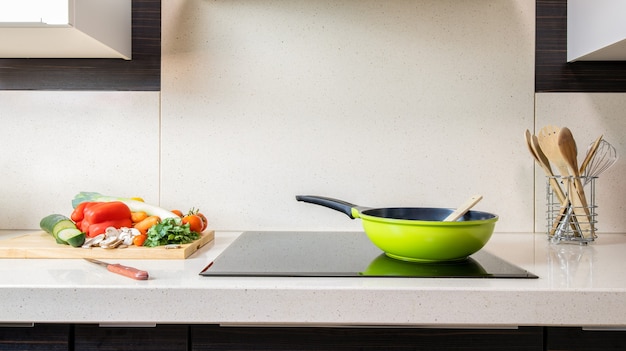 Photo Évier de cuisine en marbre avec vitrocéramique - préparation de légumes - espace copie .