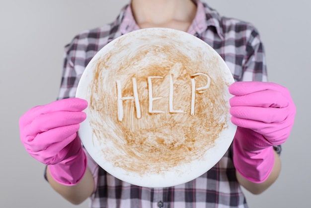 Évier à Vaisselle Inquiet Chemise à Carreaux Négatifs Sauce Signe éponge Personnes Personne Plat écrire Des Lettres Concept. La Photo En Gros Plan Des Mains De La Dame Tenant Une Assiette Sale En Désordre Avec Word Help Fond Gris Isolé