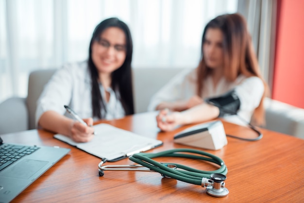 Examen du médecin de famille, mère à la réception