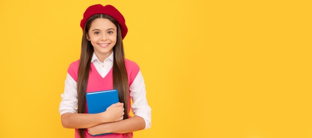 Examen d'étude joyeux enfant en béret prêt à étudier enfant souriant avec livre Portrait écolière étudiant