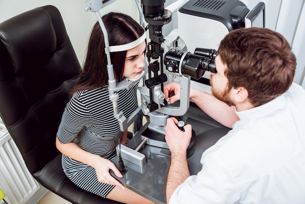Photo examen à la lampe à fente. biomicroscopie du segment oculaire antérieur. examen oculaire de base.