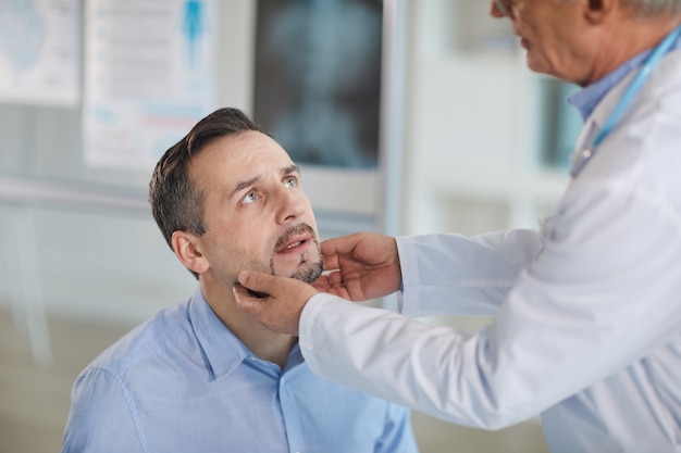 Examen médical à l'hôpital