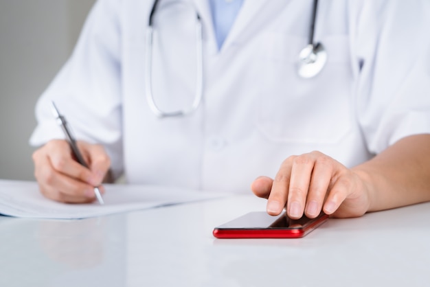 Examen médical et médecin analysant la connexion réseau du rapport médical sur l'écran de la tablette.