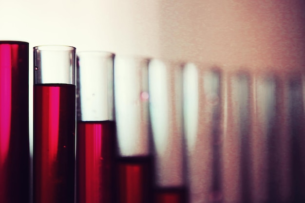 Examen microscopique du sang Tubes à essai avec liquide rouge sur la table de laboratoire
