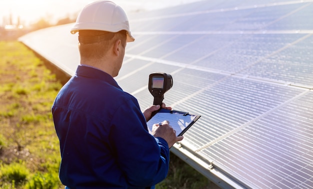 Examen par un inspecteur de modules photovoltaïques à l'aide d'une caméra thermique