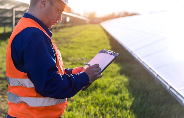 Examen par un inspecteur de modules photovoltaïques à l'aide d'une caméra thermique